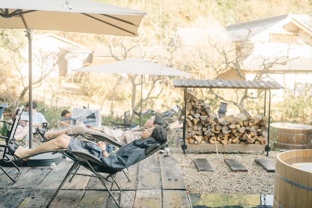 大自然のサウナで無限のととのい 2人の女性がサウナチェアで外気浴をしている様子